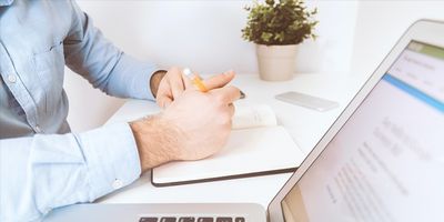 Opinnäytetyö tulkkien työhyvinvoinnista, jonka Miro Teräväinen teki Youpretille